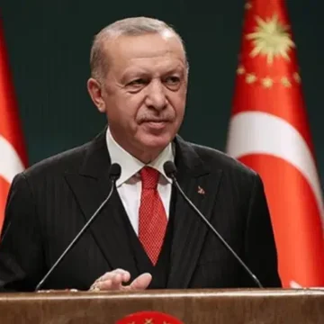 Marmara Depremi'nin yıl dönümünde Türkiye genelinde anma törenleri düzenleniyor. 17 Ağustos Marmara Depremi anma görseli