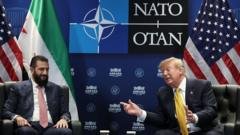 Trump, Suriye'yi teröre destek veren ülkeler listesinden çıkarma kararını 8 Temmuz'da Ankara'daki NATO Zirvesi sırasında Şara'ya iletmişti. ABD Başkanı Donald Trump ve Suriye geçiş yönetimi Devlet Başkanı Ahmed Şara'nın Ankara'daki NATO Zirvesi kapsamında bir araya geldiği diplomatik görüşme anı.