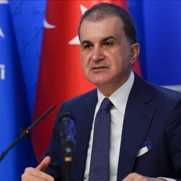 AK Parti Sözcüsü Ömer Çelik, SDG'nin feshedilmesine ilişkin değerlendirmelerde bulundu. AK Parti Sözcüsü Ömer Çelik basın açıklaması yaparken