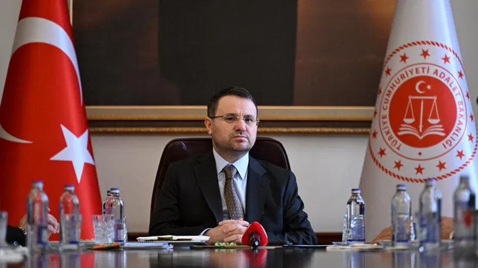 Adalet Bakanı Akın Gürlek, suç örgütlerine yönelik operasyonların hukuk çerçevesinde süreceğini belirtti. Adalet Bakanı Akın Gürlek operasyon açıklaması
