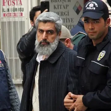 Adana'da Alparslan Kuytul'un evinin önünde toplanan polis ekipleri