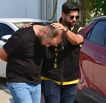 Olayın yaşandığı kafeye polis ve sağlık ekipleri sevk edilmişti. Adana'da bıçaklı kavgaya ilişkin kafeye yönlendirilen polis ekipleri