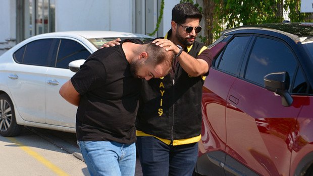 Olayın yaşandığı kafeye polis ve sağlık ekipleri sevk edilmişti. Adana'da bıçaklı kavgaya ilişkin kafeye yönlendirilen polis ekipleri
