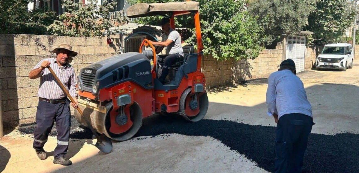 Adıyaman’da finişerle asfalt serimi yapan belediye ekibi