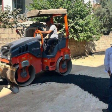 Adıyaman genelinde yol mesaisi sürüyor: ekipler mahalle sokaklarında asfalt serimi yapıyor. Adıyaman’da finişerle asfalt serimi yapan belediye ekibi
