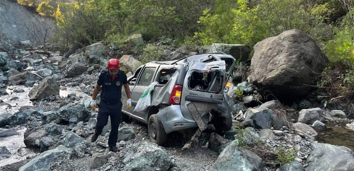 Amanos Dağları eteklerinde dere yatağına yuvarlanan otomobilin kaza yeri
