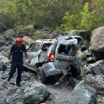 Amanos Dağları eteklerinde dere yatağına yuvarlanan otomobilin kaza yeri