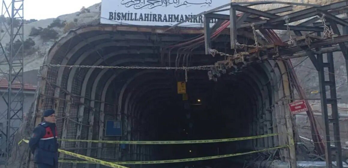 Ankara Beypazarı'ndaki Çayırhan Kömür İşletmeleri'nde göçük bölgesine sevk edilen ekipler