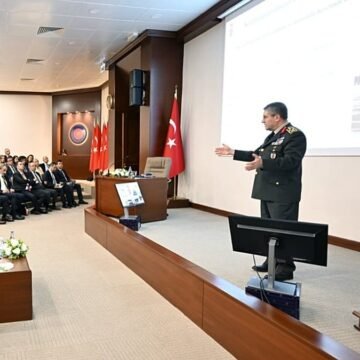 Ankara, Ebu Zuhur saldırısının ardından bölgesel genelkurmay görüşmelerini yoğunlaştırdı. Ankara'da bölgesel diplomasi trafiği sembolü olarak dalgalanan Türk bayrağı