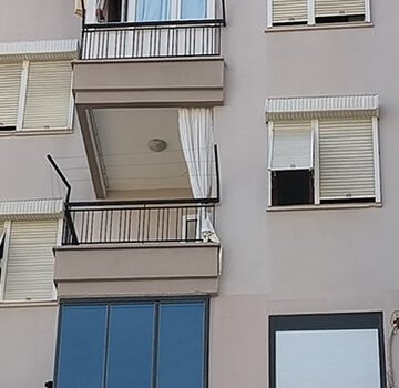 Antalya'nın Muratpaşa ilçesinde, çilingir yardımıyla girilen evde anne ve kızı ölü bulundu. Antalya Muratpaşa'da çilingir yardımıyla açılan ev kapısı önünde polis ve sağlık ekipleri