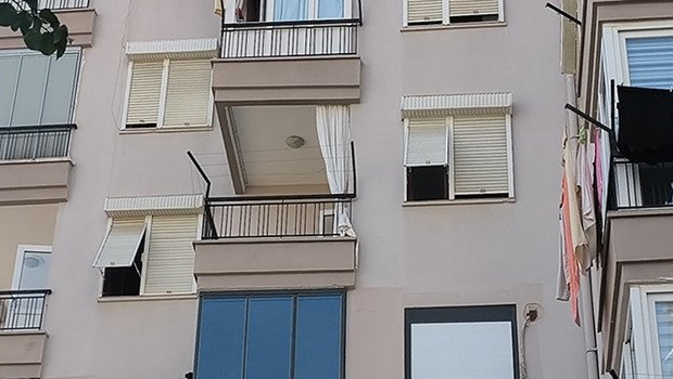 Antalya'nın Muratpaşa ilçesinde, çilingir yardımıyla girilen evde anne ve kızı ölü bulundu. Antalya Muratpaşa'da çilingir yardımıyla açılan ev kapısı önünde polis ve sağlık ekipleri