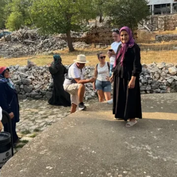 Yaklaşık 300-350 yıllık düğmeli evleriyle dikkat çeken Sarıhacılar Mahallesi Antalya Sarıhacılar Mahallesi'nde beton yapılaşmanın olmadığı düğmeli evler