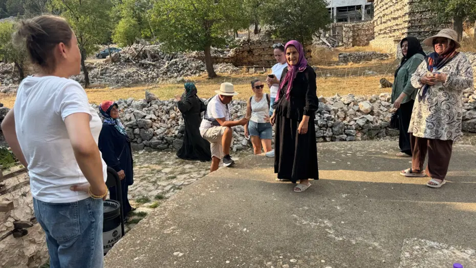 Yaklaşık 300-350 yıllık düğmeli evleriyle dikkat çeken Sarıhacılar Mahallesi Antalya Sarıhacılar Mahallesi'nde beton yapılaşmanın olmadığı düğmeli evler