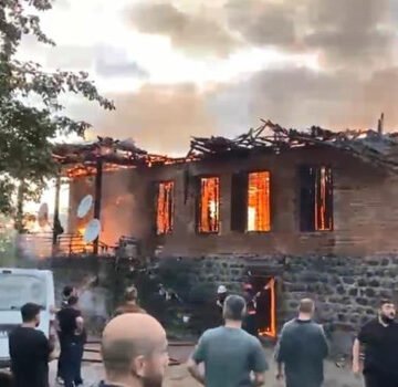 Arhavi'de çıkan yangın sonrası iki katlı ev tamamen kullanılamaz hale geldi. Arhavi'de yanan 2 katlı evin enkazı ve itfaiye aracı