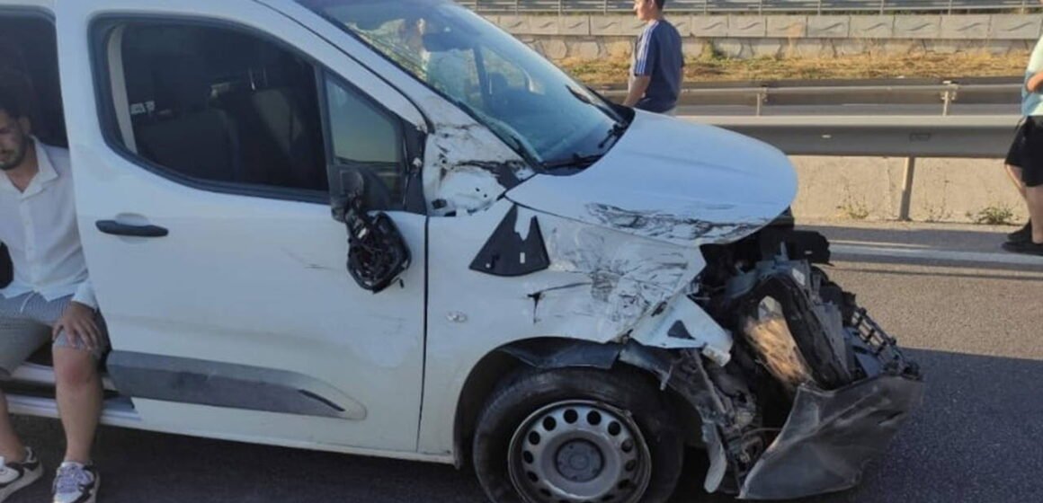 Balıkesir yolunda meydana gelen zincirleme kaza sonrası olay yeri görüntüsü. Balıkesir yolunda 5 araç birbirine girdi: 1 yaralı