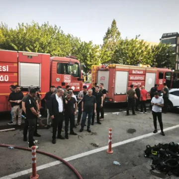 Batman'da özel bir spor salonunun sauna bölümünde çıkan yangında can kaybı 3'e yükseldi. Batman Gültepe Mahallesi'ndeki özel spor salonunda çıkan yangına itfaiye ekiplerinin müdahalesi.