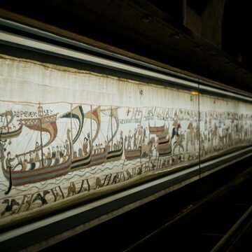 Bayeux Duvar Halısı, British Museum’da 10 Eylül 2026’da açılacak sergi için hazırlanan yatay vitrinde görülüyor. Bayeux Duvar Halısı British Museum’da yatay vitrinde sergilenirken