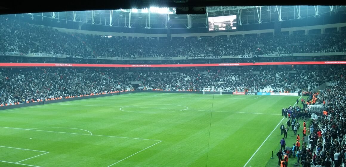 “Beşiktaş J.K. vs Bursaspor 11 April 2016 (3) cropped.jpg” · Fotoğraf: Sakhalinio · CC BY-SA 4.0 · Wikimedia Commons Beşiktaş Başkanı Serdal Adalı ve stadyum atmosferi