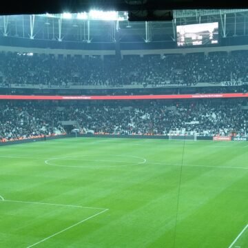 “Beşiktaş J.K. vs Bursaspor 11 April 2016 (3) cropped.jpg” · Fotoğraf: Sakhalinio · CC BY-SA 4.0 · Wikimedia Commons Beşiktaş Başkanı Serdal Adalı ve stadyum atmosferi