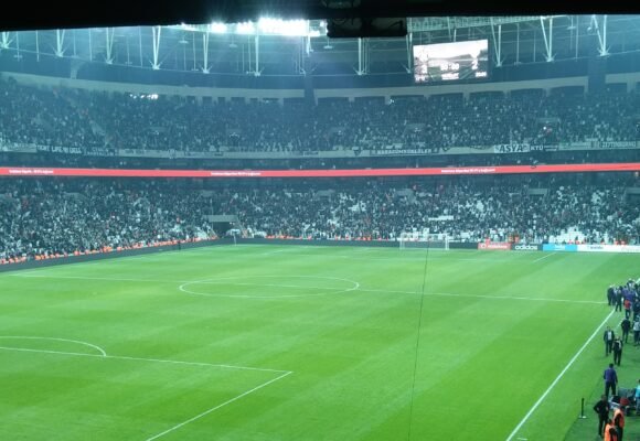 Beşiktaş Başkanı Serdal Adalı ve stadyum atmosferi