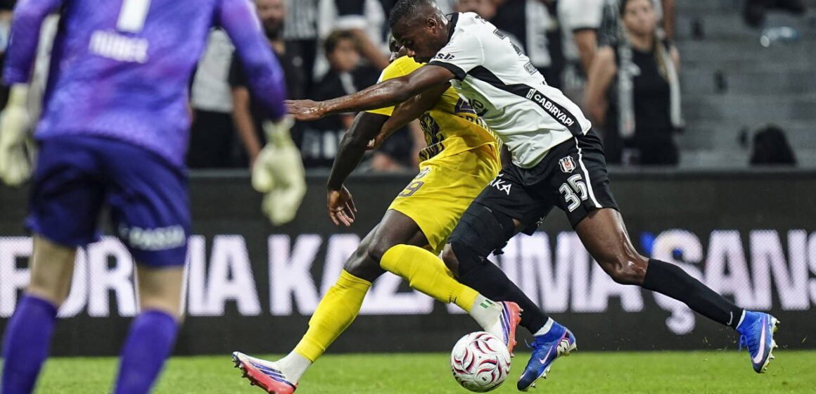 Süper Lig'in açılış haftasında yaşanan tartışmalı pozisyon spor dünyasında geniş yankı uyandırdı. Beşiktaş Eyüpspor maçındaki tartışmalı saç çekme pozisyonu canlandırması