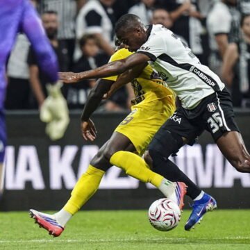 Süper Lig'in açılış haftasında yaşanan tartışmalı pozisyon spor dünyasında geniş yankı uyandırdı. Beşiktaş Eyüpspor maçındaki tartışmalı saç çekme pozisyonu canlandırması
