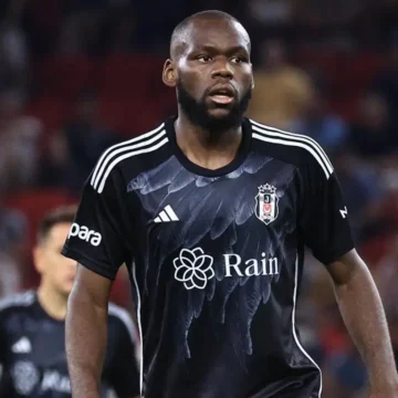 Beşiktaş'ın Kamerunlu orta saha oyuncusu Jean Onana'nın siyah-beyazlı formayla sahada olduğu bir kare