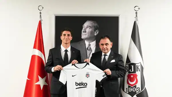 Beşiktaş'ın yeni transferi Fabio Miretti, kulübün YouTube kanalına yaptığı ilk açıklamada İstanbul izlenimlerini paylaştı. Beşiktaş'ın yeni transferi Fabio Miretti, kulübün YouTube röportajında konuşurken