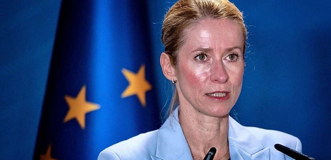 AB Konseyi, Belarus'a yönelik yaptırımları 23 Temmuz'da kabul etmişti. (Temsili) Brüksel'de bir hükümet binası önünde dalgalanan Avrupa Birliği bayrağı