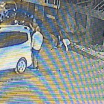 İş yeri güvenlik kamerasına yansıyan kavga anı: 6 kişilik grubun taşlı saldırısı ve ardından duyulan silah sesi Bursa İnegöl'de araç ticareti yüzünden çıkan taşlı ve silahlı kavga anına ait güvenlik kamerası görüntüsü
