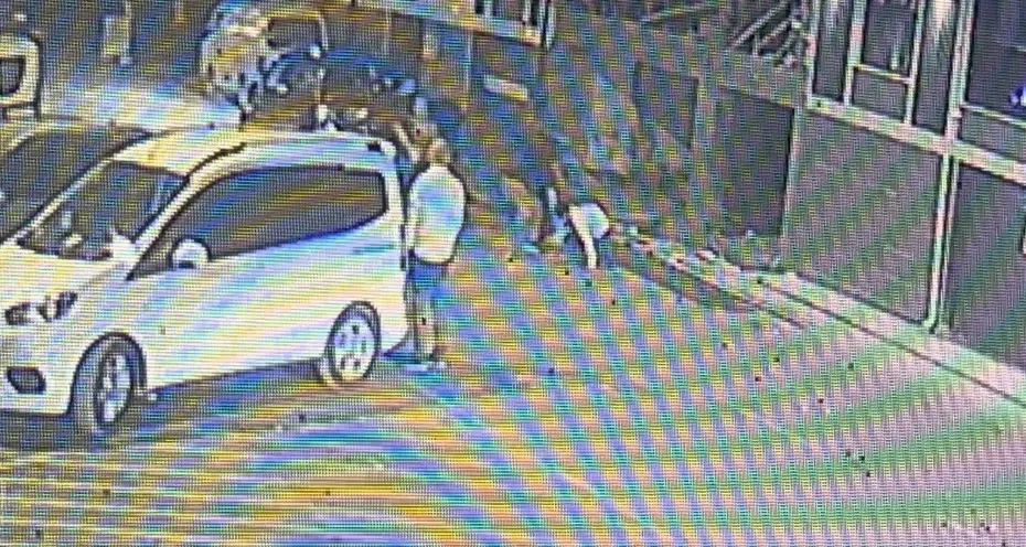 İş yeri güvenlik kamerasına yansıyan kavga anı: 6 kişilik grubun taşlı saldırısı ve ardından duyulan silah sesi Bursa İnegöl'de araç ticareti yüzünden çıkan taşlı ve silahlı kavga anına ait güvenlik kamerası görüntüsü