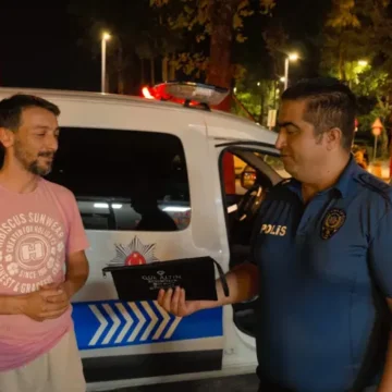 Bursa İnegöl'de park halindeki bir aracın üzerinde unutulan çanta