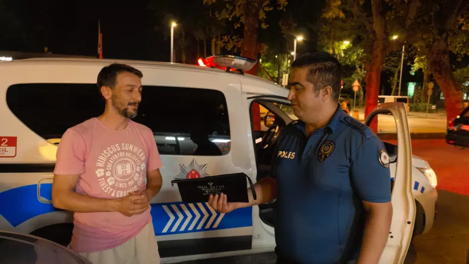İnegöl'de park halindeki aracın kaputunda bulunan çanta emniyete teslim edildi. Bursa İnegöl'de park halindeki bir aracın üzerinde unutulan çanta