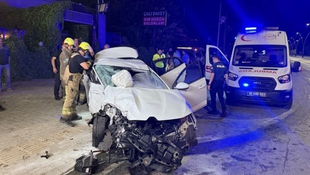 Çalı Mahallesi Ahıska Caddesi'nde iki otomobilin çarpıştığı kaza yerinden görünüm. Bursa Nilüfer'de iki otomobilin çarpışması sonucu meydana gelen kaza