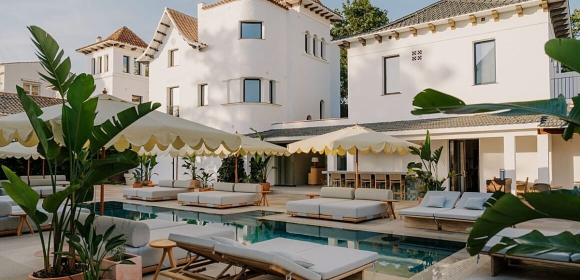CASA METT Sitges butik otelin açık havuz ve Pool Club alanı