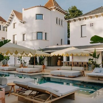 CASA METT Sitges butik otelin açık havuz ve Pool Club alanı