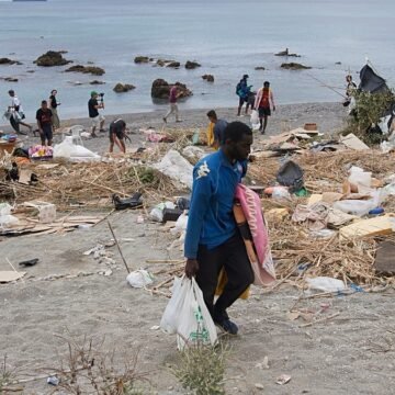 Ceuta sınırına yönelen göçmen kalabalığını gösteren haber fotoğrafı