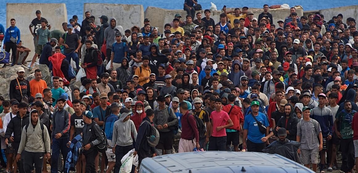 30 Temmuz'daki kitlesel akının ardından Ceuta'da kayıt altına alınan göçmen çocukların sayısı yeniden hesaplandı. Ceuta sınırında toplanan göçmenler, aralarında refakatsiz çocuklar da yer alıyor.