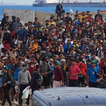 Ceuta sınırında toplanan göçmenler, aralarında refakatsiz çocuklar da yer alıyor.