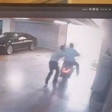 Çiğli Belediyesi'ndeki silahlı saldırının ardından güvenlik görevlileri şüpheliyi yakaladı. Çiğli Belediyesi binası önünde güvenlik görevlileri ve polis ekiplerinin olay yerinde çalışması