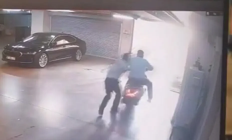 Çiğli Belediyesi'ndeki silahlı saldırının ardından güvenlik görevlileri şüpheliyi yakaladı. Çiğli Belediyesi binası önünde güvenlik görevlileri ve polis ekiplerinin olay yerinde çalışması