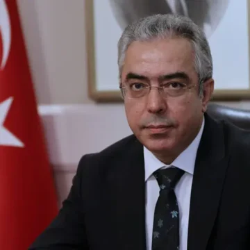 Cumhurbaşkanı Başdanışmanı ve Cumhurbaşkanlığı Hukuk Politikaları Kurulu Başkanvekili Mehmet Uçum, AA için kaleme aldığı yazıda çerçeve yasayı değerlendirdi. Cumhurbaşkanı Başdanışmanı Mehmet Uçum, kürsüde konuşma yaparken