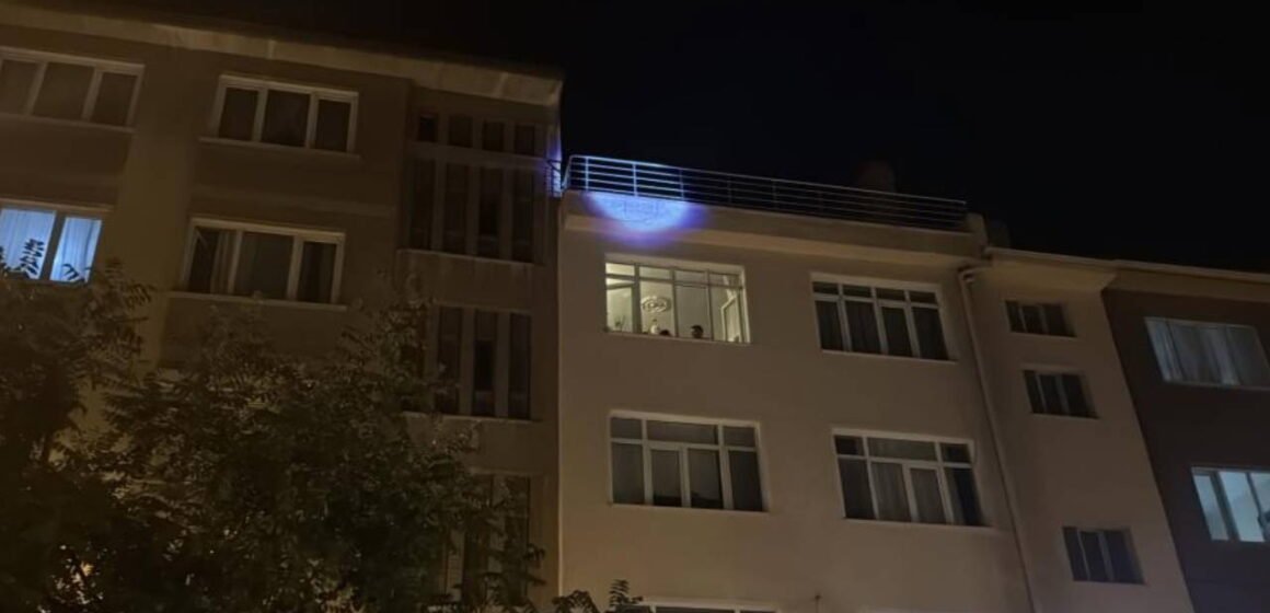 Odunpazarı'nda çatıdan çatıya dolaşan kişi, ekiplerin bir saatlik ikna çalışmasıyla indirildi. Eskişehir'de çatıda çıkan kişiyi indirme çalışması yapan ekipler