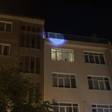Eskişehir'de çatıda çıkan kişiyi indirme çalışması yapan ekipler