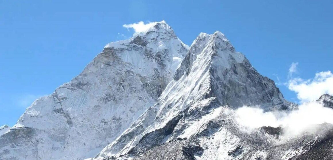 Ölüm bölgesinde her dakika oksijenle ölçülüyor: zirve yolundaki dağcılar. Everest'in 8.000 metre üzerindeki ölüm bölgesinde oksijen maskesiyle zirveye ulaşan bir dağcı