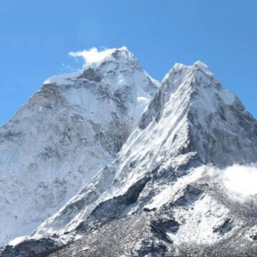 Ölüm bölgesinde her dakika oksijenle ölçülüyor: zirve yolundaki dağcılar. Everest'in 8.000 metre üzerindeki ölüm bölgesinde oksijen maskesiyle zirveye ulaşan bir dağcı
