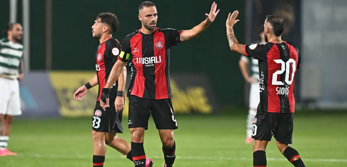 Fatih Karagümrük'lü oyuncular Bursaspor karşısında gol sevinci yaşıyor