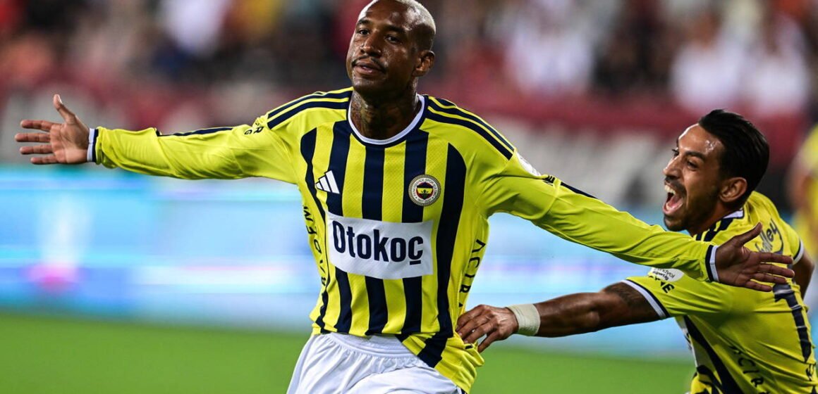 Fenerbahçe'nin golcü oyuncusu Anderson Talisca, sarı-lacivertli formayla bir maçta. Fenerbahçe formasıyla sahada Anderson Talisca