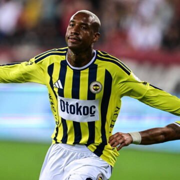 Fenerbahçe'nin golcü oyuncusu Anderson Talisca, sarı-lacivertli formayla bir maçta. Fenerbahçe formasıyla sahada Anderson Talisca