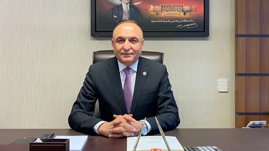 Gaziantep Valisi Kemal Çeber, milletvekiline yönelik saldırıya ilişkin basın açıklaması yaptı Gaziantep Valisi Kemal Çeber'in hastane önünde yaptığı açıklamayı kaydeden basın mensupları